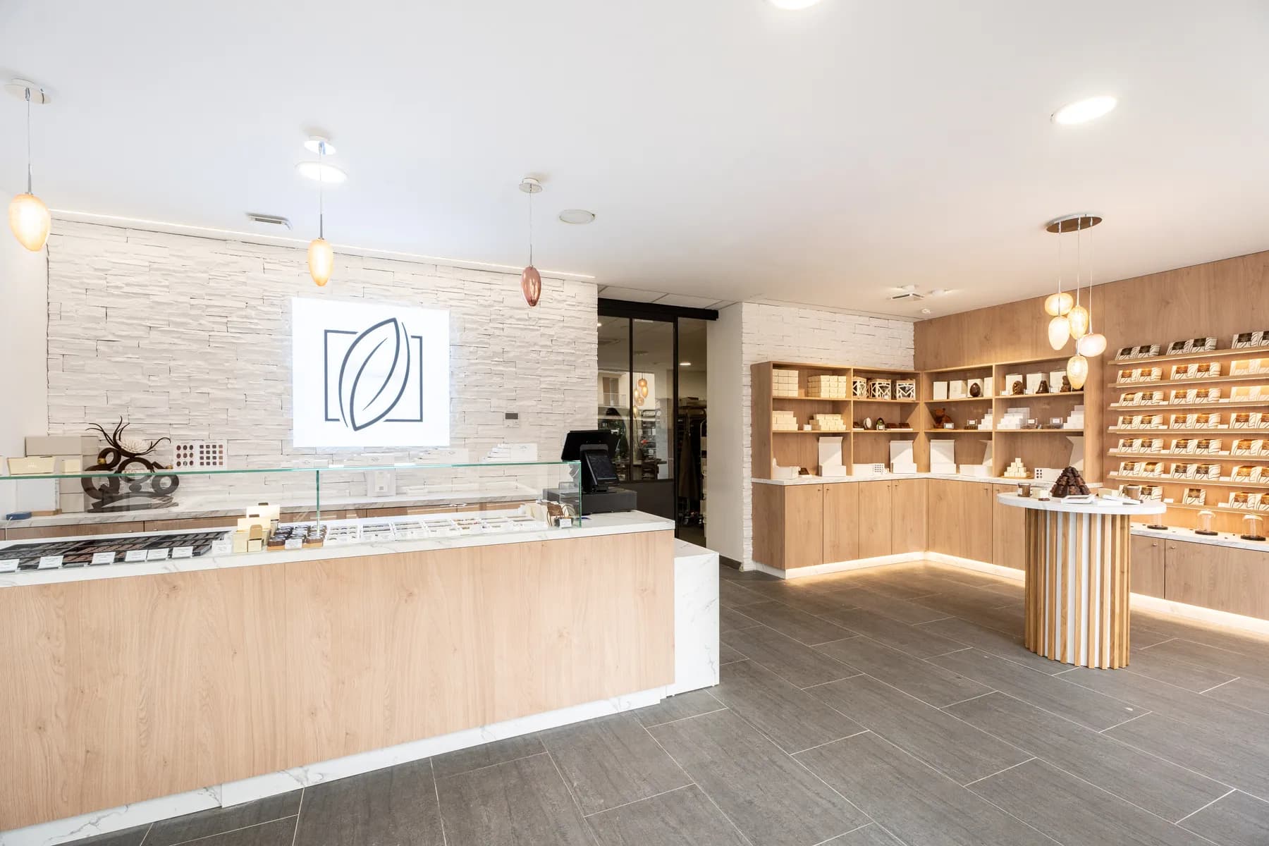 L'intérieur de la boutique Pure Artisan Chocolatier, 82 avenue de Grammont à Tours